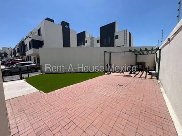 Casa amueblada de 3 niveles unicada en esquina con 3 recámaras, El Mirador - RENTA