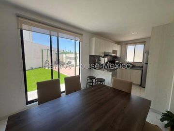 Casa amueblada de 3 niveles unicada en esquina con 3 recámaras, El Mirador - RENTA