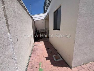 Casa amueblada de 3 niveles unicada en esquina con 3 recámaras, El Mirador - RENTA