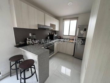 Casa amueblada de 3 niveles unicada en esquina con 3 recámaras, El Mirador - RENTA