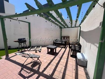 Casa amueblada de 3 niveles unicada en esquina con 3 recámaras, El Mirador - RENTA