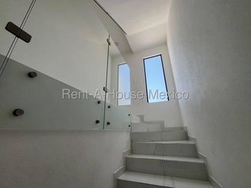 Casa amueblada de 3 niveles unicada en esquina con 3 recámaras, El Mirador - RENTA