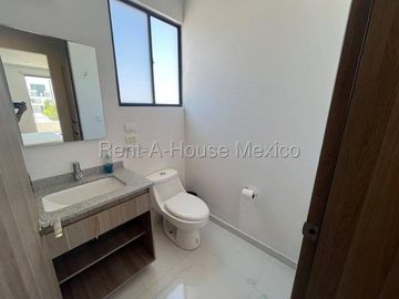 Casa amueblada de 3 niveles unicada en esquina con 3 recámaras, El Mirador - RENTA