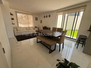 Casa amueblada de 3 niveles unicada en esquina con 3 recámaras, El Mirador - RENTA