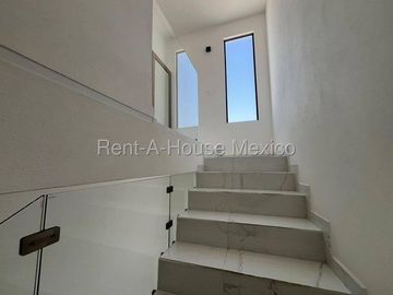 Casa amueblada de 3 niveles unicada en esquina con 3 recámaras, El Mirador - RENTA
