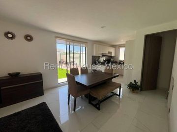 Casa amueblada de 3 niveles unicada en esquina con 3 recámaras, El Mirador - RENTA