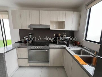 Casa amueblada de 3 niveles unicada en esquina con 3 recámaras, El Mirador - RENTA
