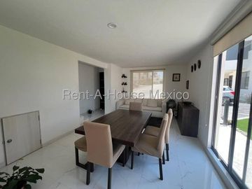 Casa amueblada de 3 niveles unicada en esquina con 3 recámaras, El Mirador - RENTA
