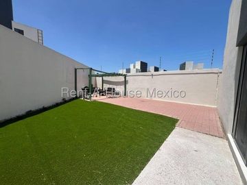 Casa amueblada de 3 niveles unicada en esquina con 3 recámaras, El Mirador - RENTA