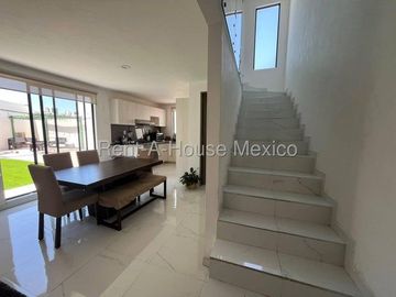 Casa amueblada de 3 niveles unicada en esquina con 3 recámaras, El Mirador - RENTA