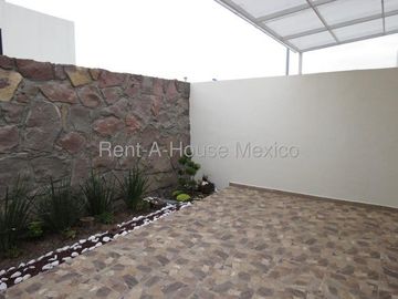 El Refugio - RENTA. Casa en esquina con amenidades y 3 recámaras
