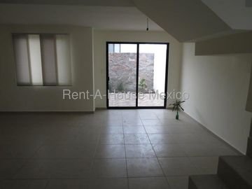 El Refugio - RENTA. Casa en esquina con amenidades y 3 recámaras