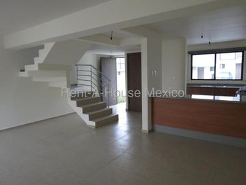 El Refugio - RENTA. Casa en esquina con amenidades y 3 recámaras