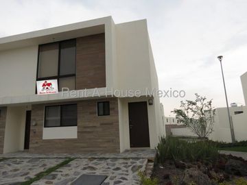 Casa en esquina con amenidades y 3 recámaras, El Refugio - RENTA