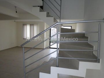 Casa en esquina con amenidades y 3 recámaras, El Refugio - RENTA