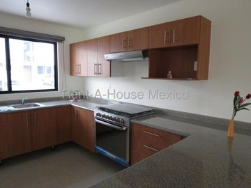Casa en esquina con amenidades y 3 recámaras, El Refugio - RENTA