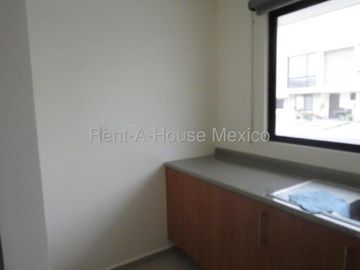 Casa en esquina con amenidades y 3 recámaras, El Refugio - RENTA