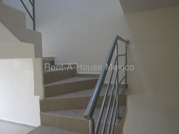 Casa en esquina con amenidades y 3 recámaras, El Refugio - RENTA