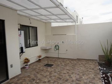 Casa en esquina con amenidades y 3 recámaras, El Refugio - RENTA