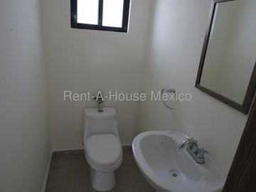 Casa en esquina con amenidades y 3 recámaras, El Refugio - RENTA