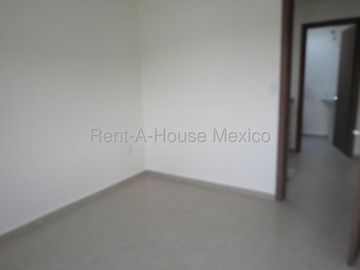 Casa en esquina con amenidades y 3 recámaras, El Refugio - RENTA