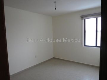 Casa en esquina con amenidades y 3 recámaras, El Refugio - RENTA
