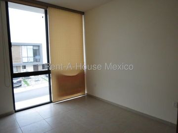Casa en esquina con amenidades y 3 recámaras, El Refugio - RENTA