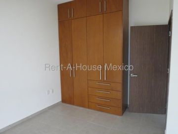 Casa en esquina con amenidades y 3 recámaras, El Refugio - RENTA