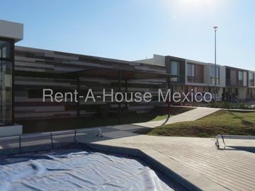 Casa en esquina con amenidades y 3 recámaras, El Refugio - RENTA