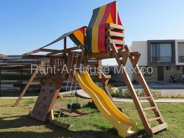 Casa en esquina con amenidades y 3 recámaras, El Refugio - RENTA
