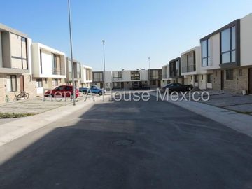 Casa en esquina con amenidades y 3 recámaras, El Refugio - RENTA