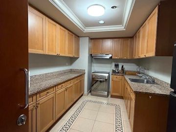 1 Bedroom in Amorsolo East For Lease
