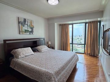 1 Bedroom in Amorsolo East For Lease