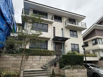 For Lease : 4 Bedroom 4BR House and Lot in Mckinley, Taguig City