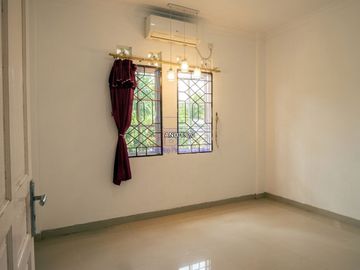 Rumah Hook 2 Lantai dengan 5 Kamar Tidur di Tiban