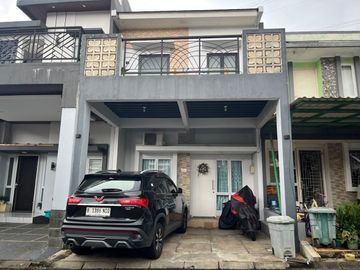 DIJUAL RUMAH CANTIK 2 LANTAI SIAP HUNI LOKASI SANGAT STRATEGIS DI PARADISE SERPONG CITY (EN686)
