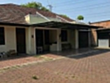 Di Jual dan Sewa Rumah Strategis Halaman Luas Lokasi di Pinggir Jalan Cocok Untuk Kantor & Expedisi Gudang di Kembangan Selatan Jakarta Barat