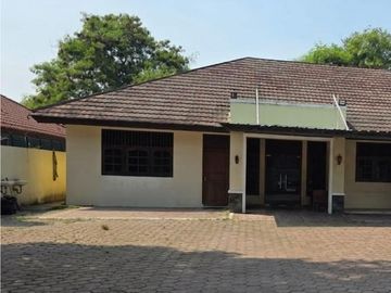 Di Jual dan Sewa Rumah Strategis Halaman Luas Lokasi di Pinggir Jalan Cocok Untuk Kantor & Expedisi Gudang di Kembangan Selatan Jakarta Barat