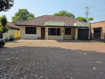 Di Jual dan Sewa Rumah Strategis Halaman Luas Lokasi di Pinggir Jalan Cocok Untuk Kantor & Expedisi Gudang di Kembangan Selatan Jakarta Barat