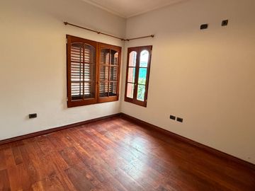 ALQUILO IMPONENTE CASA 3 DORM. 3 BAÑOS. PATIO. PILETA. QUINCHO. COCHERA DOBLE – MENDIOLAZA, BARRIO VALLE DEL SOL