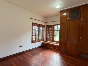 ALQUILO IMPONENTE CASA 3 DORM. 3 BAÑOS. PATIO. PILETA. QUINCHO. COCHERA DOBLE – MENDIOLAZA, BARRIO VALLE DEL SOL