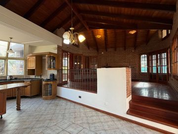 ALQUILO IMPONENTE CASA 3 DORM. 3 BAÑOS. PATIO. PILETA. QUINCHO. COCHERA DOBLE – MENDIOLAZA, BARRIO VALLE DEL SOL