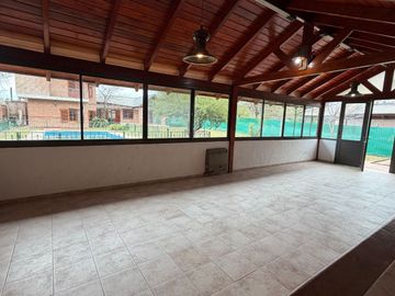 ALQUILO IMPONENTE CASA 3 DORM. 3 BAÑOS. PATIO. PILETA. QUINCHO. COCHERA DOBLE – MENDIOLAZA, BARRIO VALLE DEL SOL
