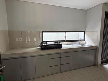 Sewa Rumah Siap Huni di Lebak Bulus, Jakarta Selatan - 4+1 Kamar Tidur & Semi Furnished