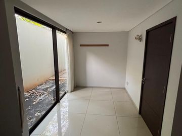 Sewa Rumah Siap Huni di Lebak Bulus, Jakarta Selatan - 4+1 Kamar Tidur & Semi Furnished