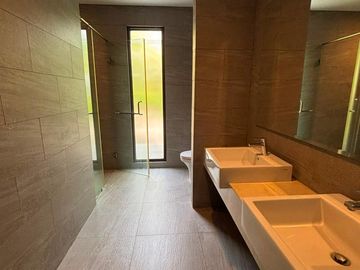Sewa Rumah Siap Huni di Lebak Bulus, Jakarta Selatan - 4+1 Kamar Tidur & Semi Furnished