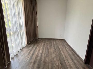 Sewa Rumah Siap Huni di Lebak Bulus, Jakarta Selatan - 4+1 Kamar Tidur & Semi Furnished