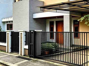 DIJUAL RUMAH DENGAN LUAS TANAH 165 m2 RUMAH SANGAT TERAWAT DAN RAPI TINGGAL NEMPATI LANGSUNG GAK PAKE PR