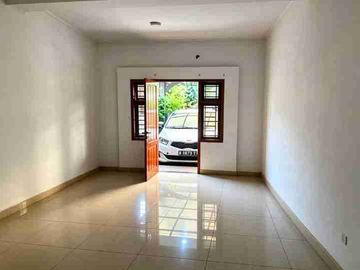 DIJUAL RUMAH DENGAN LUAS TANAH 165 m2 RUMAH SANGAT TERAWAT DAN RAPI TINGGAL NEMPATI LANGSUNG GAK PAKE PR