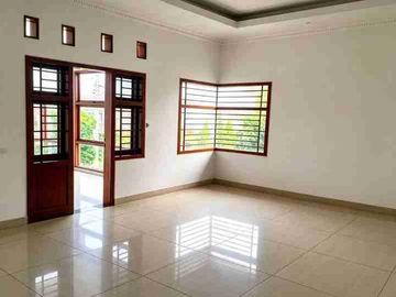 DIJUAL RUMAH DENGAN LUAS TANAH 165 m2 RUMAH SANGAT TERAWAT DAN RAPI TINGGAL NEMPATI LANGSUNG GAK PAKE PR